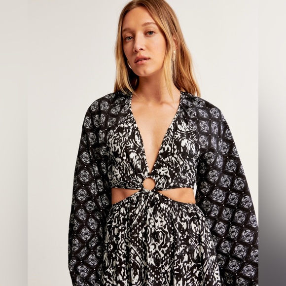 Abercrombie and Fitch  Long sleeve plunge cut out maxi dress - Picture 2 of 7